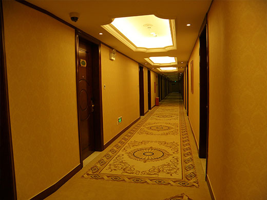 维也纳酒店(深圳福永桥头店)是以欧陆风格为装修主格调,采用五星酒店顶级甜梦床垫,恒温劲爽的淋浴系统,酒店楼高共12层,拥有豪华房、麻将娱乐房、套房等众多房型,共141间。酒店位于深圳市宝安区福永镇桥头,可从机场四楼T3航站楼直接乘坐地铁11号线至桥头站B出口.本店距离地铁11号线(桥头站)仅800米左右.