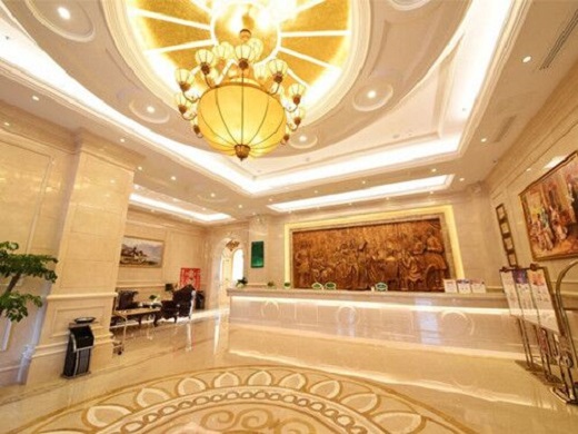 维也纳国际酒店长沙麓谷店坐落于长沙市高新区梅溪湖步步高新天地旁,地处东方红路与枫林三路交汇处,麓谷工业园区,长沙绕城高速东方红路出口。毗邻梅溪湖步步高新天地、湖南第一师范、涉外经济学院,距离梅溪湖风景区仅五分钟车程,岳麓山风景区十分钟车程,距离汽车西站仅十五分钟车程。酒店设计以欧式巴洛克风格为主,音乐环绕,高端大气,精致典雅。酒店设免费大型停车场,一楼有180度落地窗餐厅,早餐品种丰富,搭配营养;二楼麓谷大饭店,满足不同餐饮需求,三楼设足浴会所。酒店配备豪华大、小会议室,满足商旅人士的不同个性需求。酒店秉