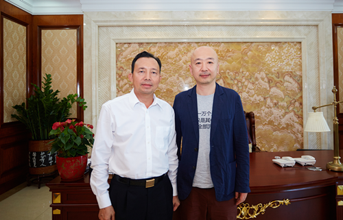 左:维也纳酒店集团董事长黄德满先生  题记:   左壮老师,加拿大籍华人